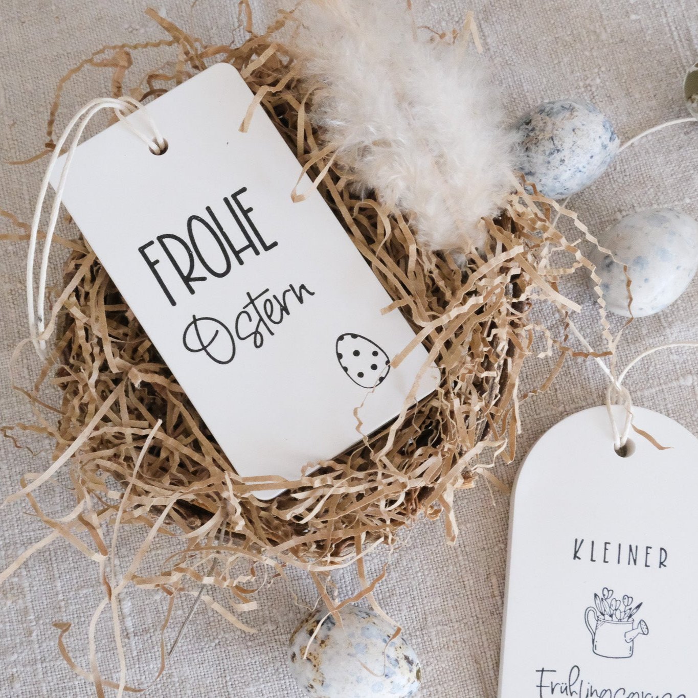 Bastelbeispiel; gegossener Anhänger mit Frohe Ostern und Ei mit Punkten.