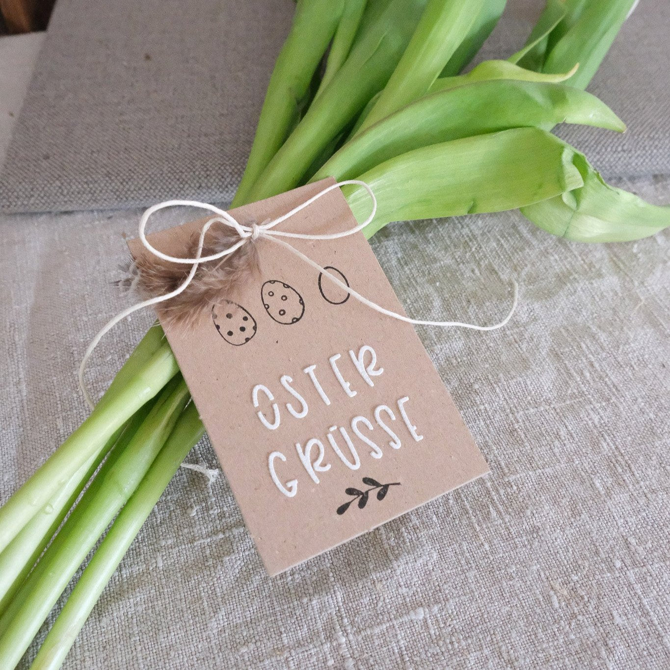 Bastelidee Anhänger mit Ostergrüsse und Ei Motiven.
