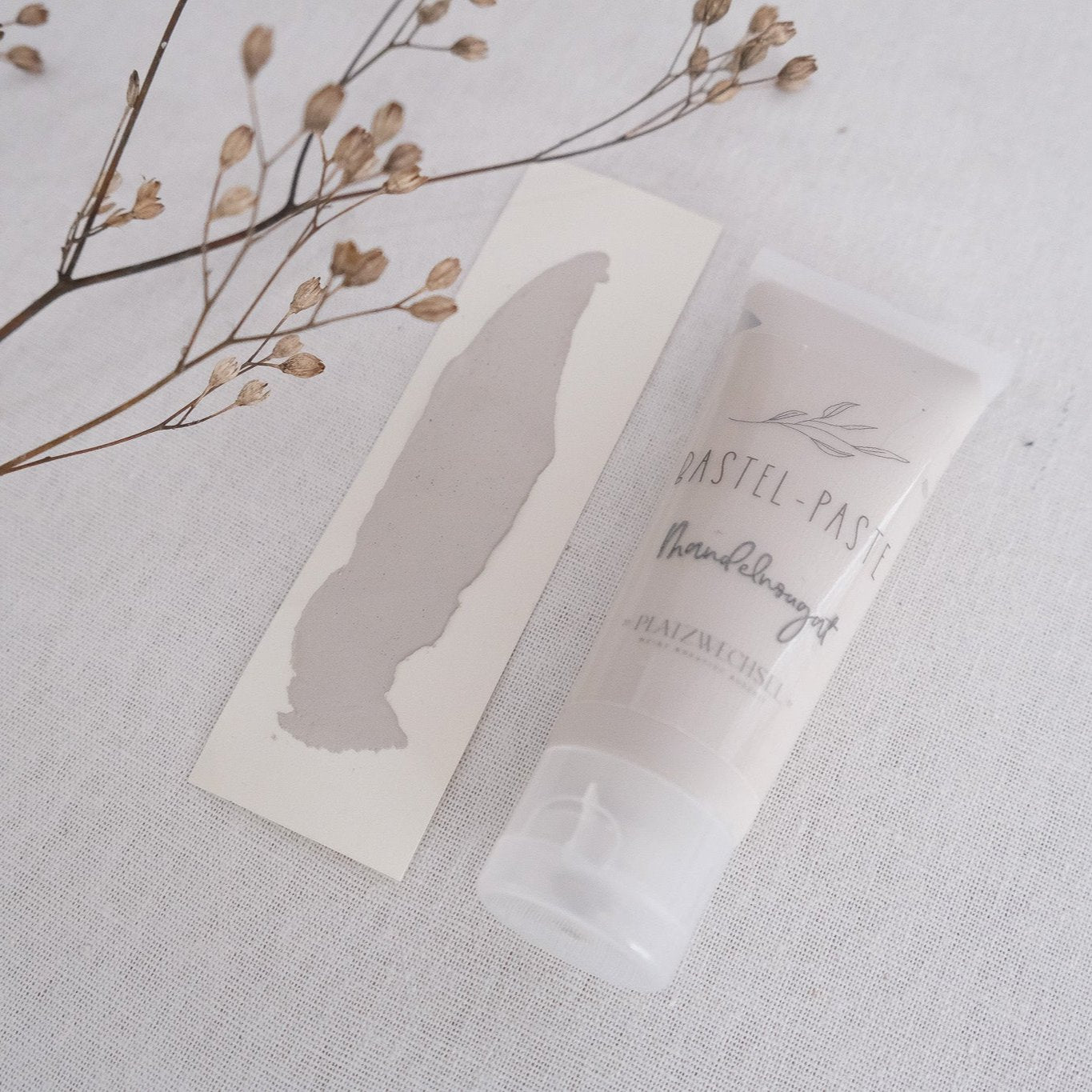Bastel paste in der Tube im Farbton Beige.