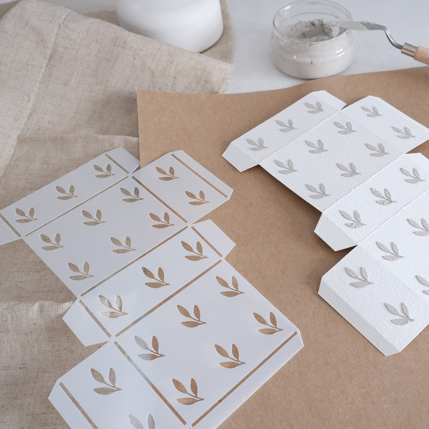 Schablone zum herstellen von Geschenkboxen mit Blättermotiven