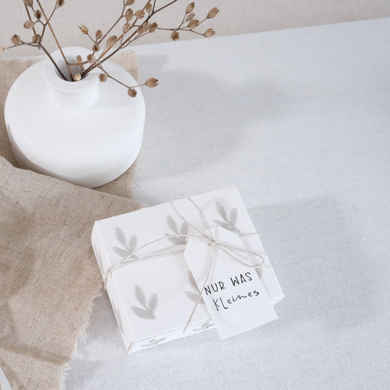 Bastelbeispiel für die Geschenkbox mit Blätter Muster.