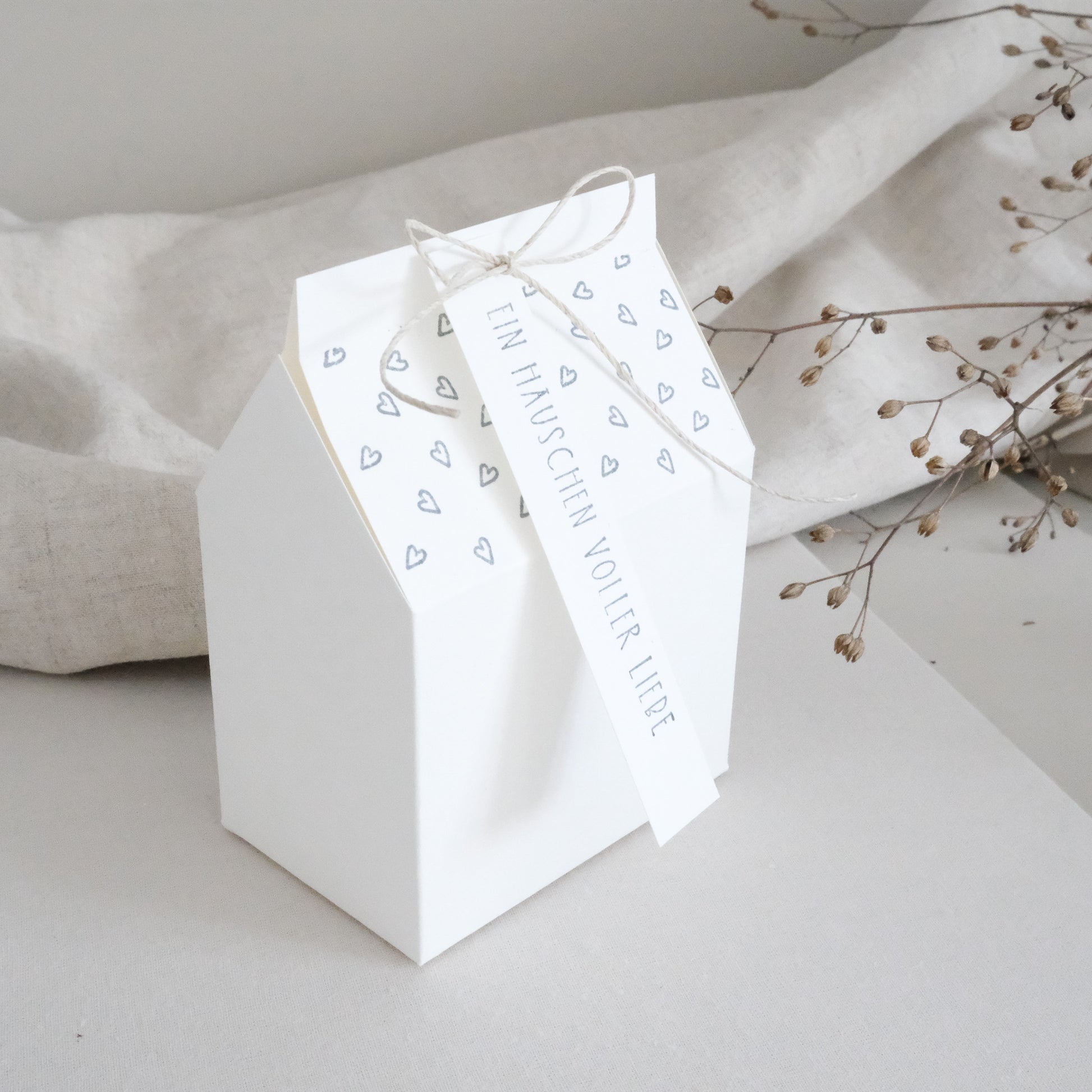 Anwendungsbeispiel für den Hintergrundstempel mit Herzen. Haus aus Papier und mit Herzen bestempelt.