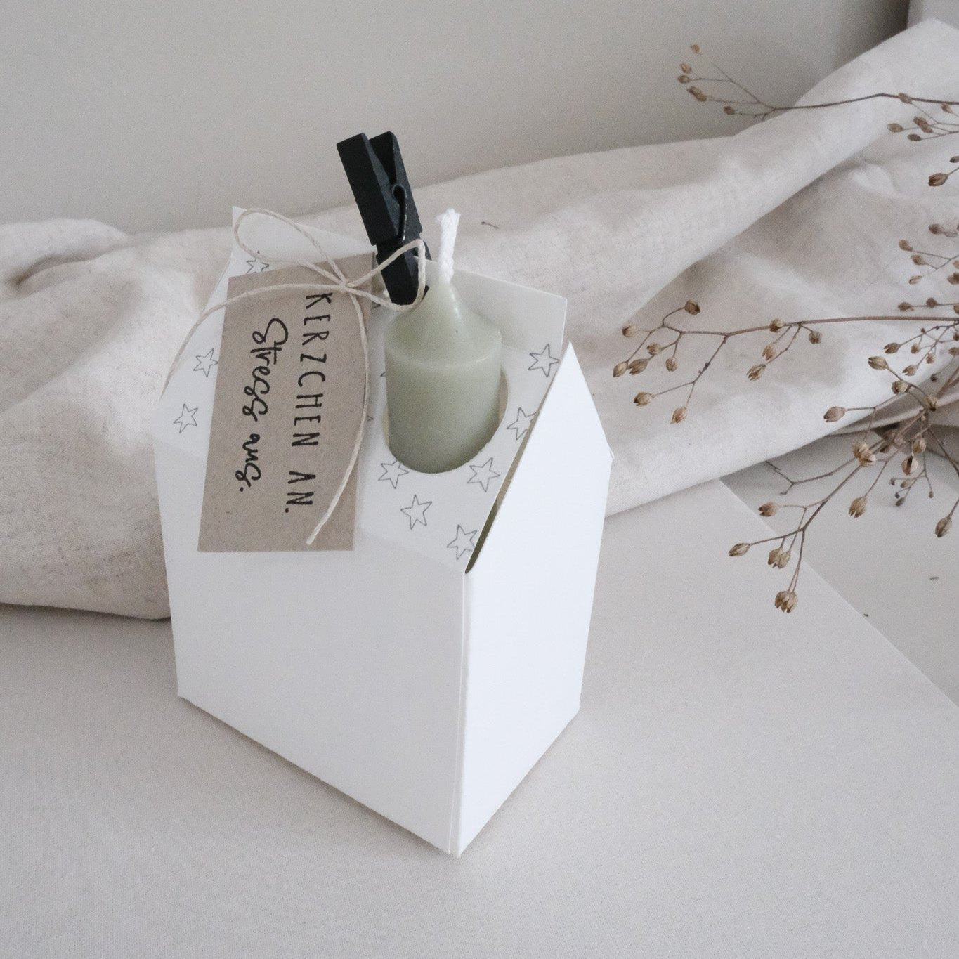 Anwendungsbeispiel für Papierhaus mit einer Kerze.