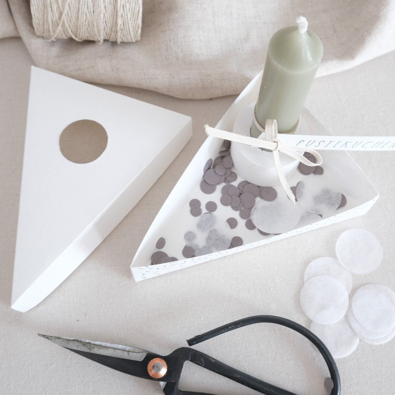 Anwendungsbeispiel von Kuchenbox mit kleiner Kerze in Kerzenhalter.