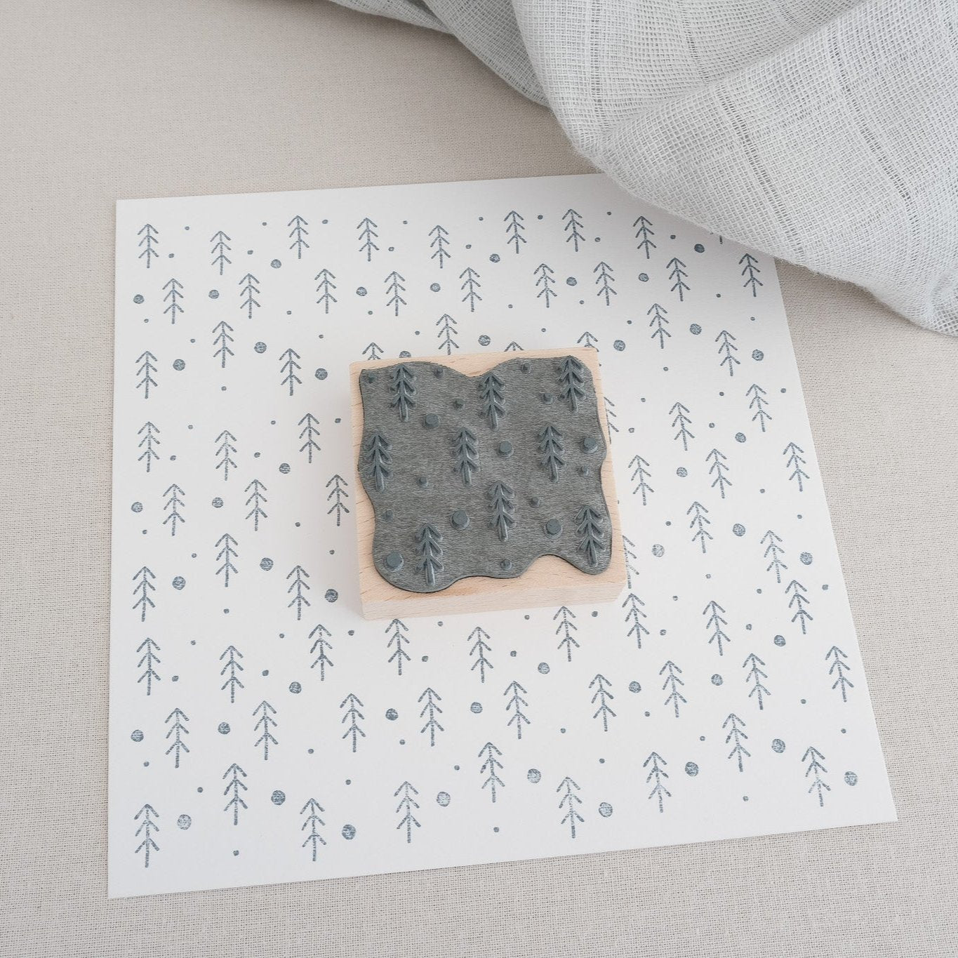 Holzstempel m5 x 5 cm mit Tannen und Punkten.