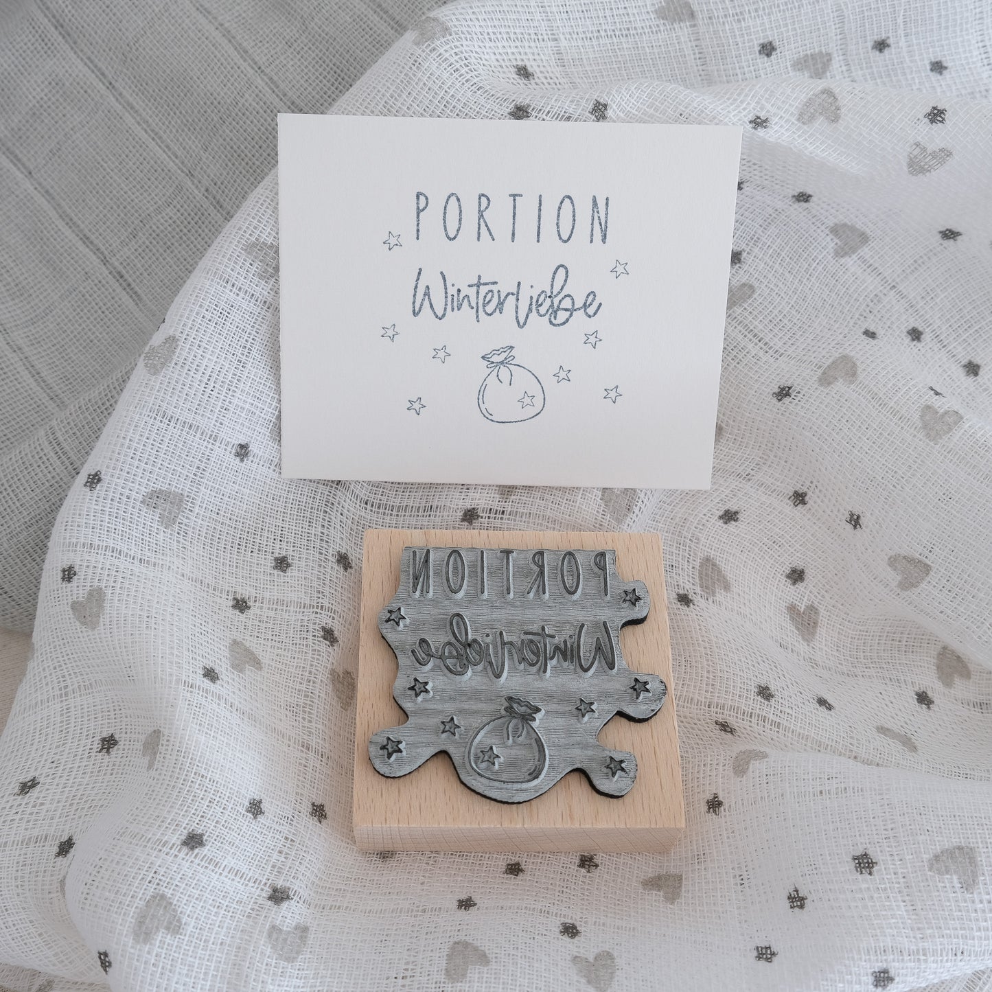 Produktfoto Holzstempel 5 x 5 cm mit Text "Portion Winterliebe".