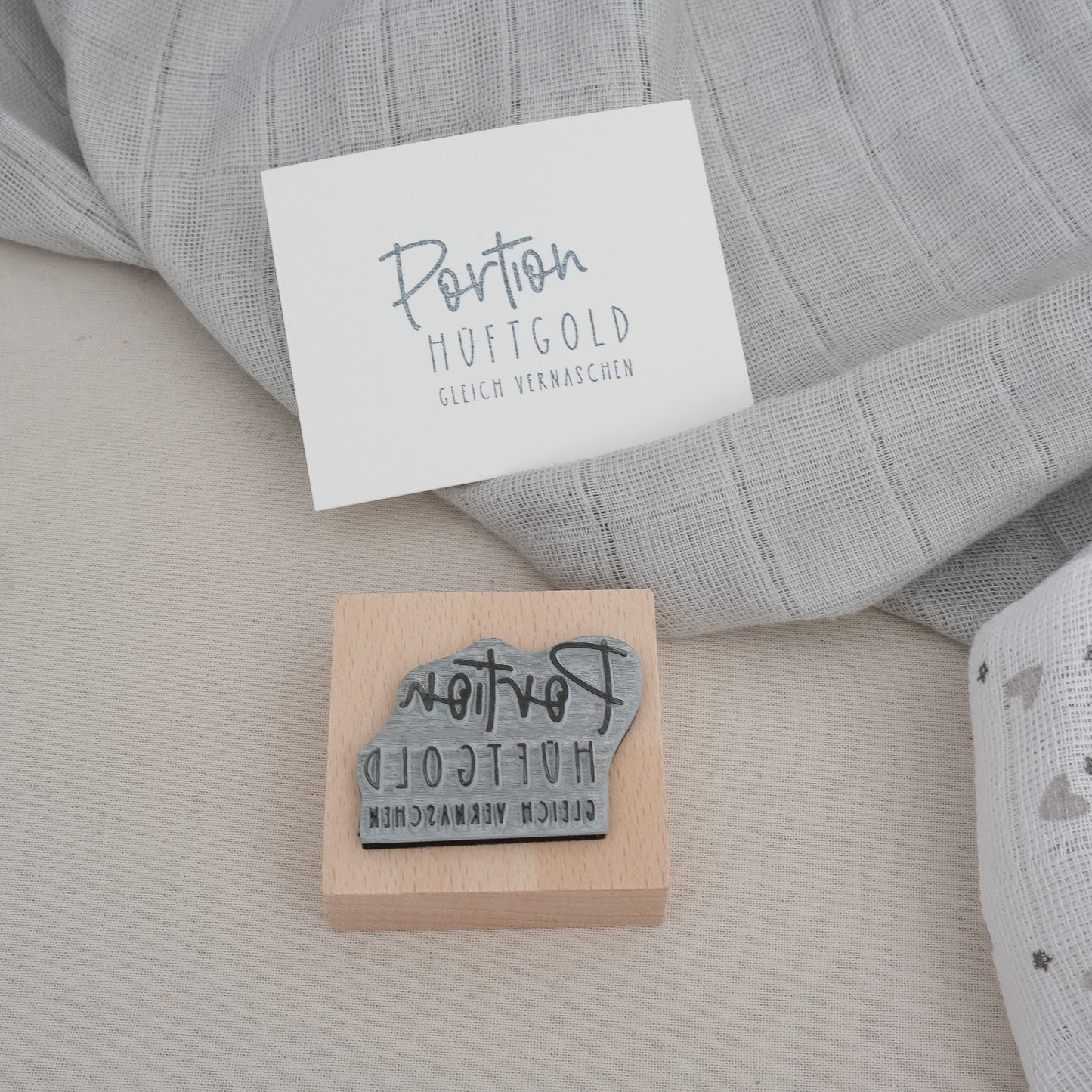 Produktbild Holzstempel Text; Portion Hüftgold - gleich vernaschen.
