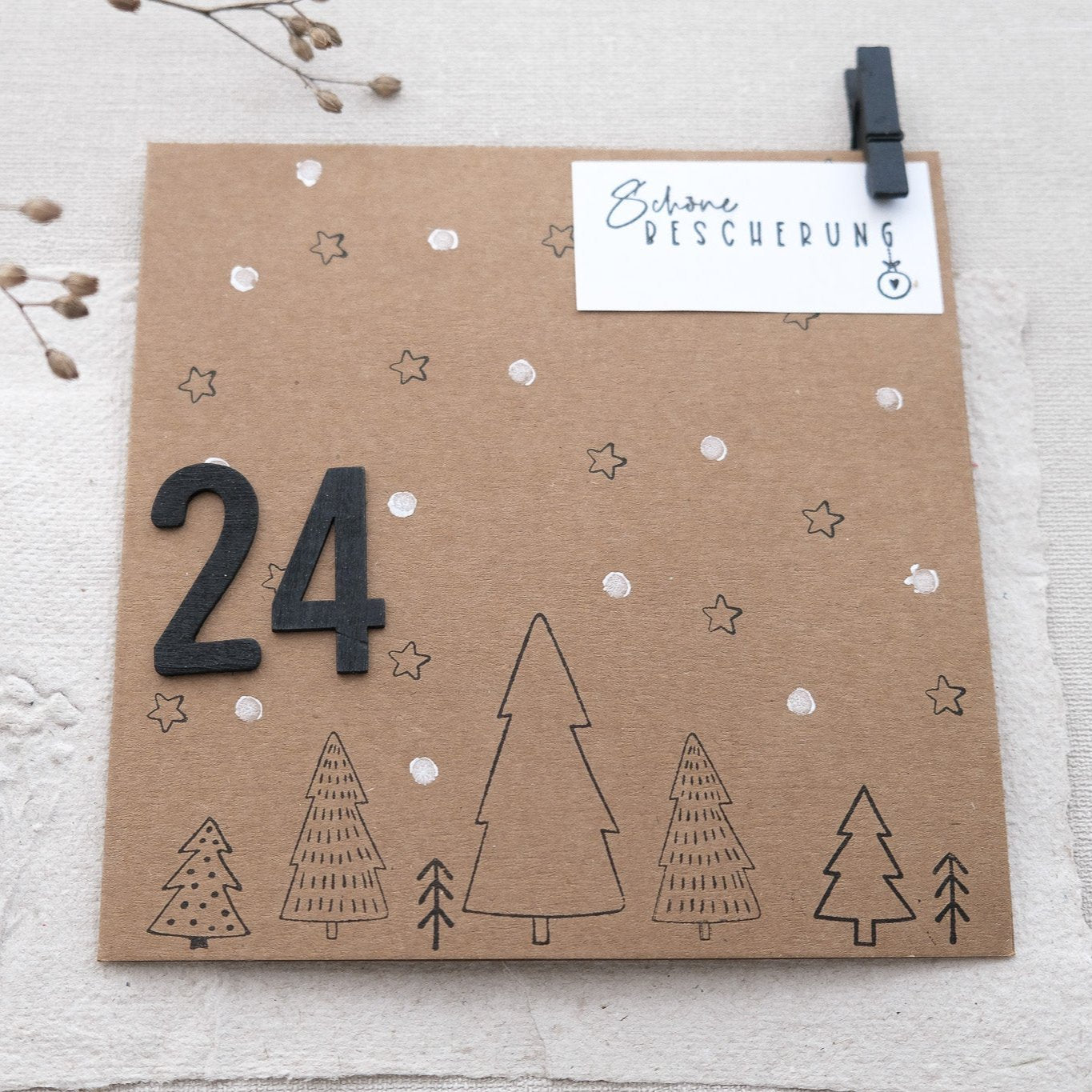 Bastelidee, Weihnachtskarte mit verschiedenen Tannenbäumen, weißen Punkten und Sternen. Mit Anhänger "Schöne Bescherung".