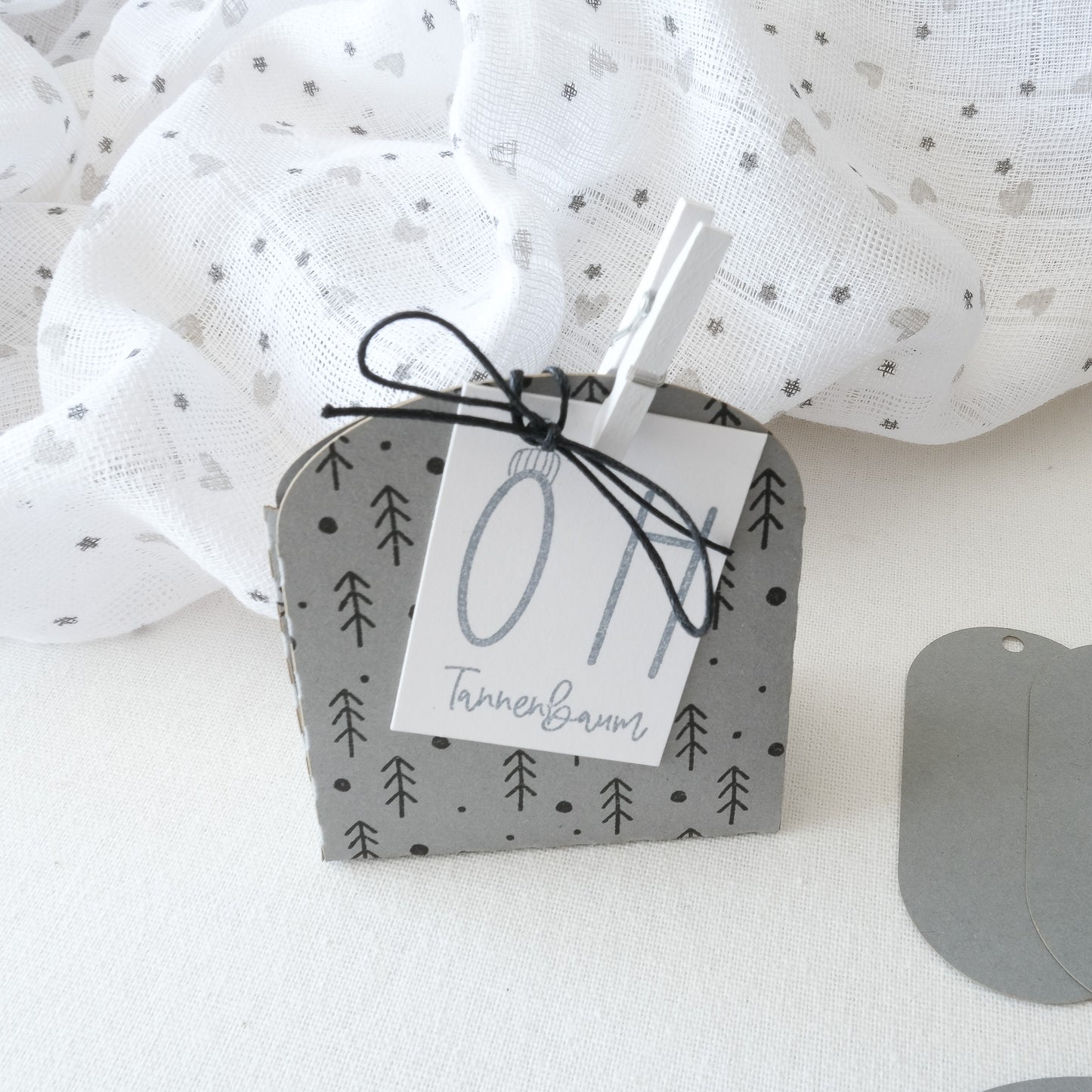 Anwendungsbeispiel Geschenkbox mit Anhänger "Oh Tannenbaum".
