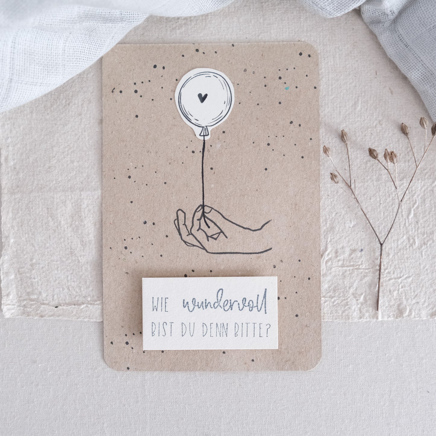 Bastelidee: Grusskarte mit Hand die einen Luftballon hält. Text: Wie wundervoll bist du denn bitte?