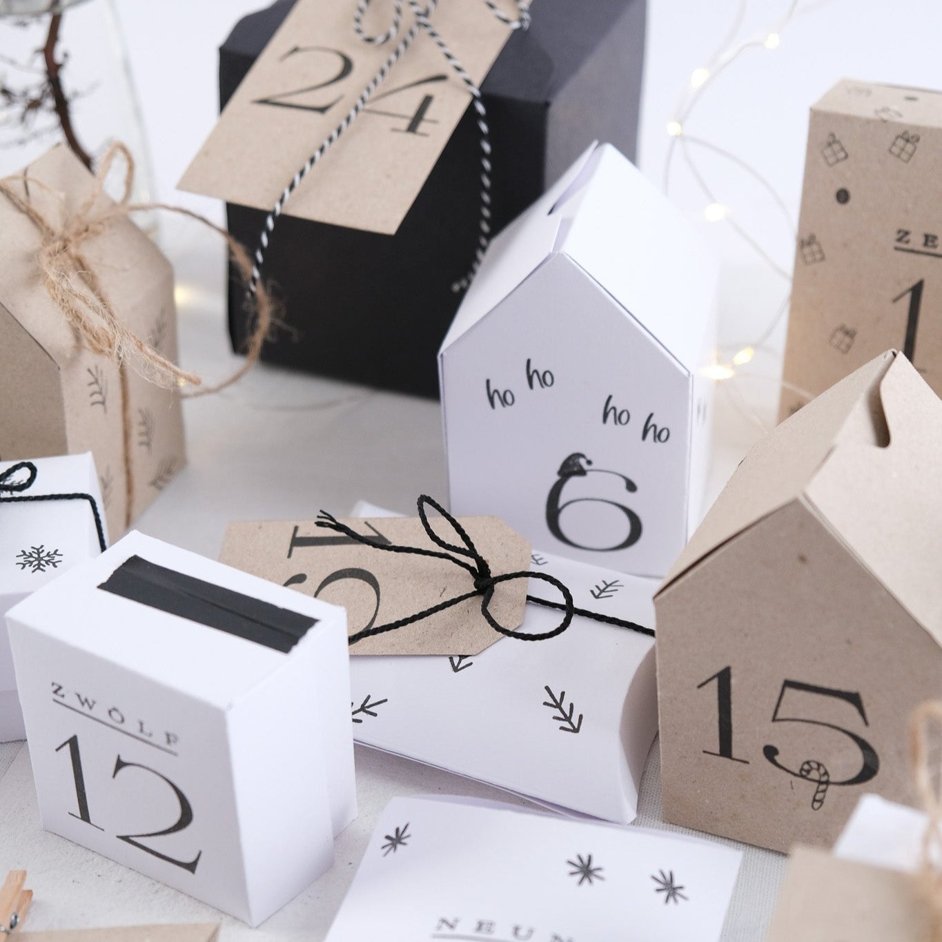 Bastelbeispiel Verpackungen für den Adventskalender. Häuschen aus Kraftpapier mit Nummern und Motiven von kleinen Mini Stempeln.
