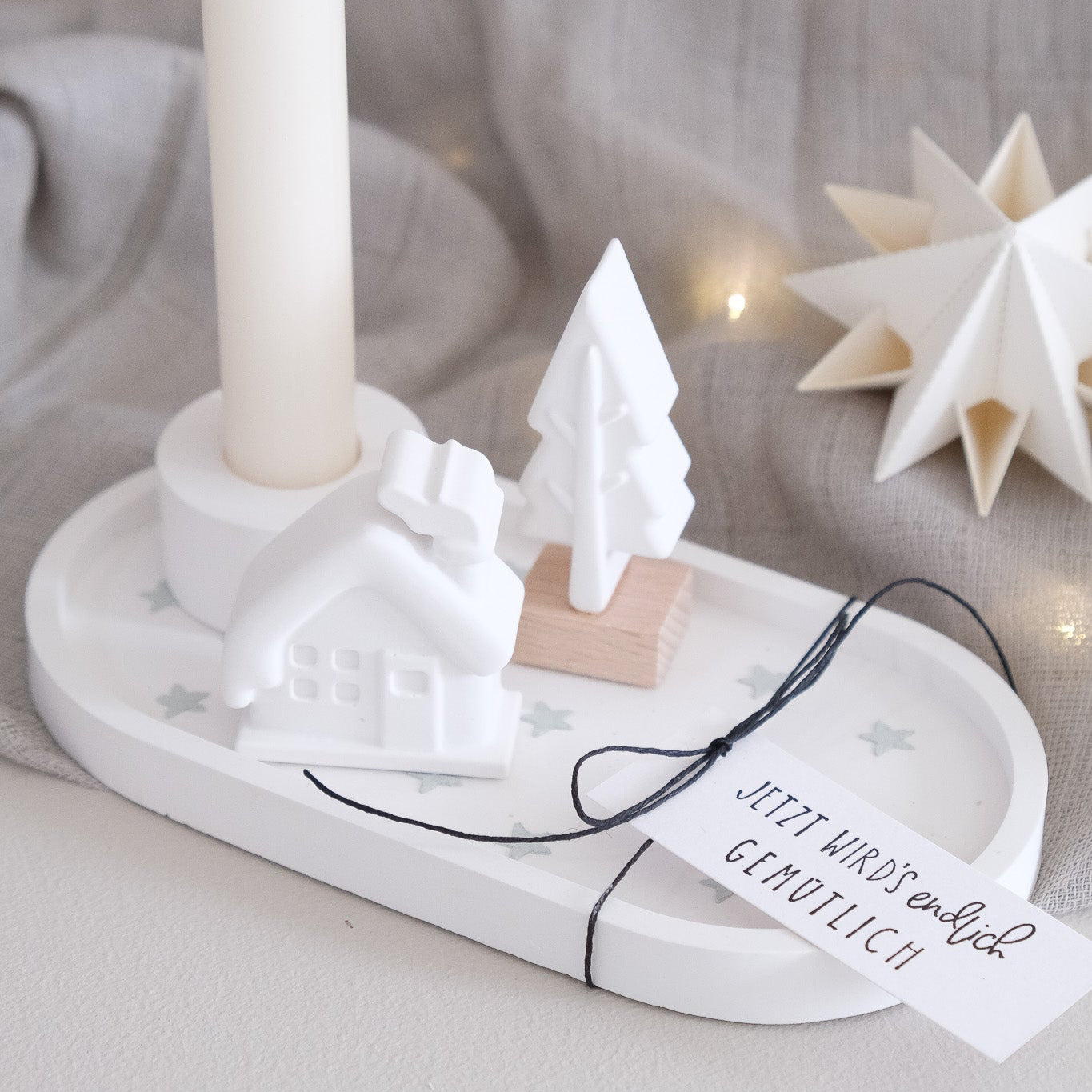 Bastelidee ovales Tablett mit gegossenen Haus, Tanne und Kerzenständer mit Kerze.
