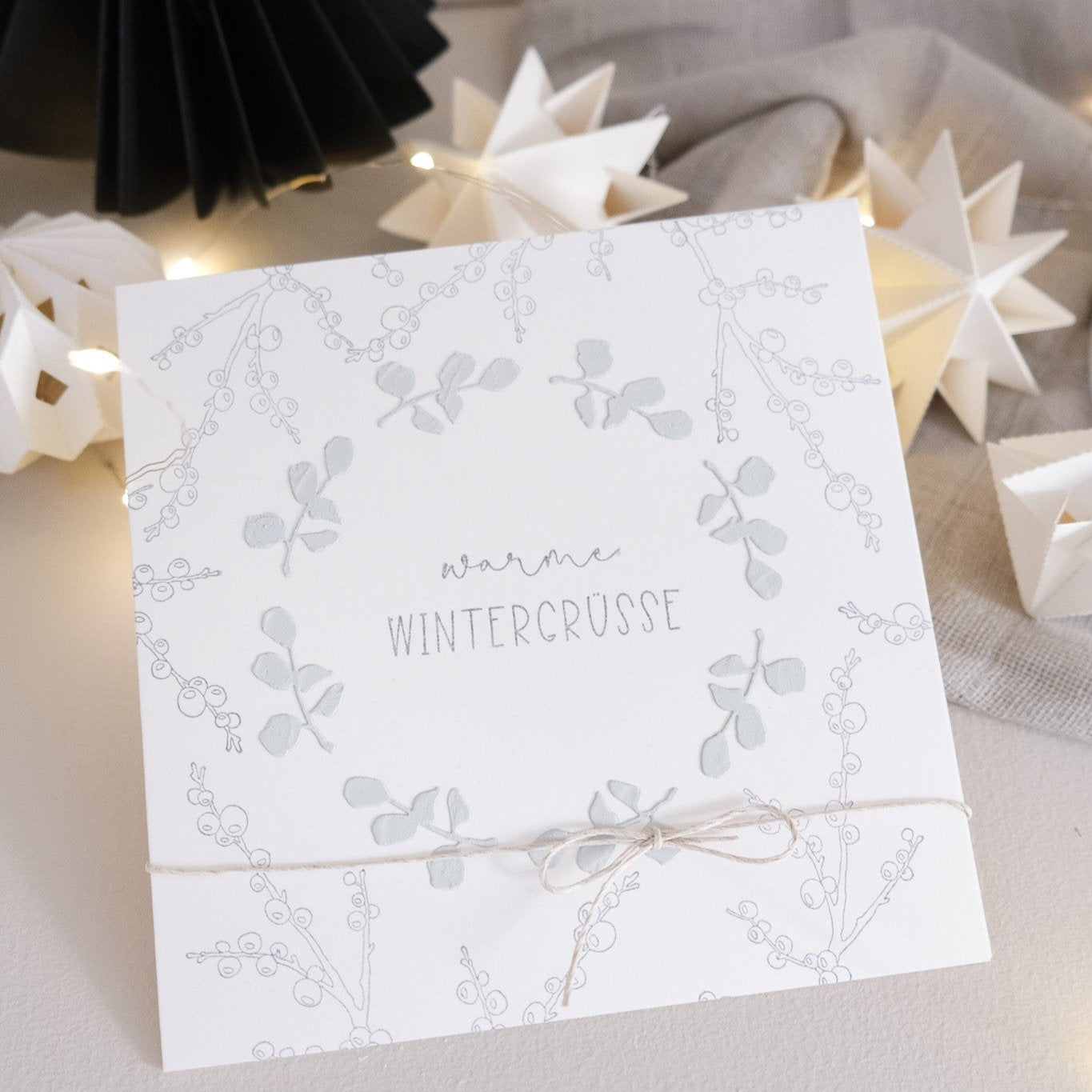 Bastelidee; Weihnachtskarte mit Motiv Eukalyptuskranz und Text "Warme Wintergrüsse".
