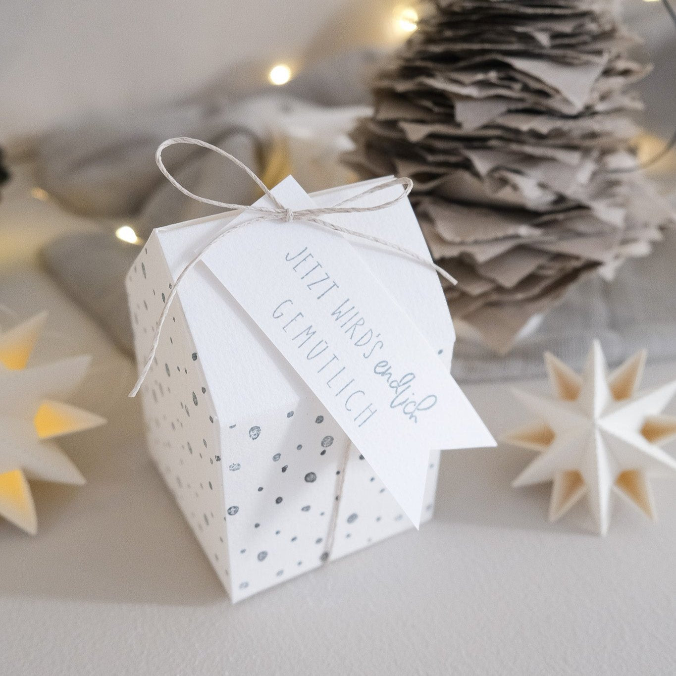 Bastelbeispiel Haus aus Papier verziert mit Stempeln und Anhänger "Jetzt wird`s gemütlich".