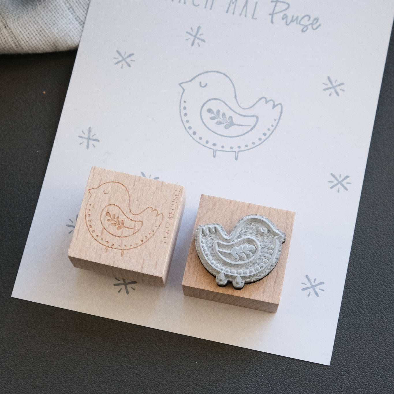Holzstempel mit Tauben Motiv und schwedischen Ornamenten. 3 x 3 cm gross.