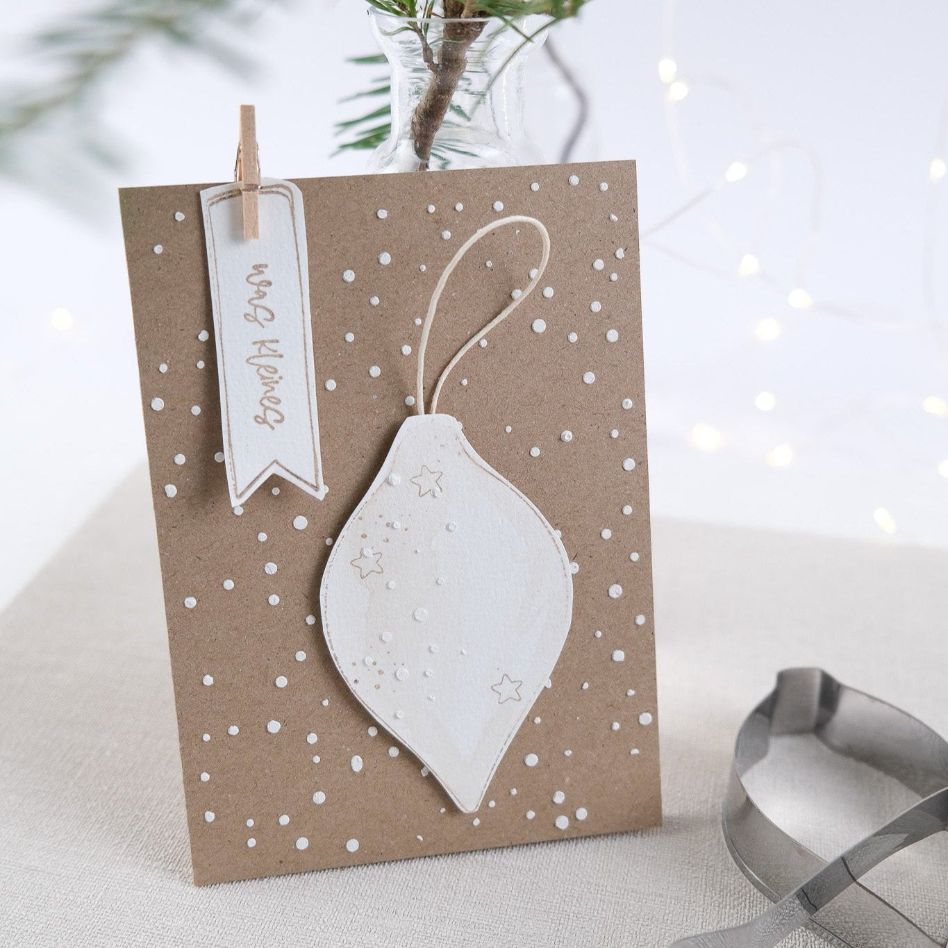 Bastelbeispiel; Weihnachtskarte mit Weihnachtskugel und Anhänger "was kleines".