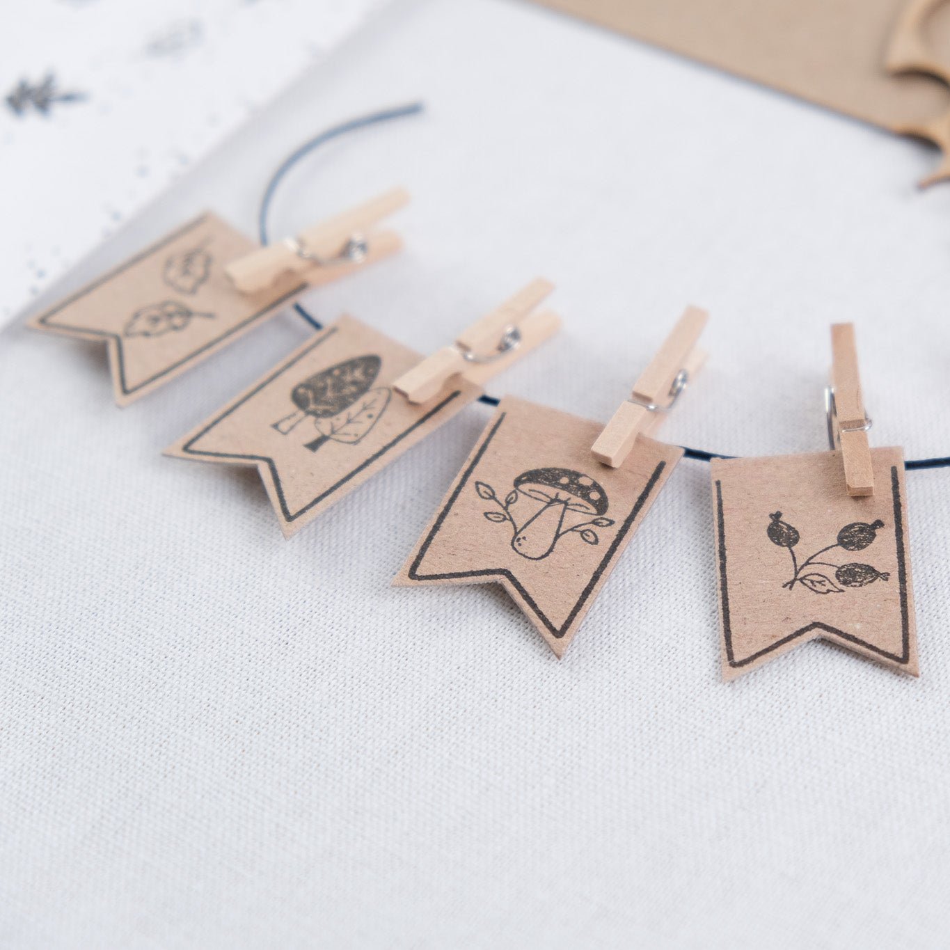 Bastelbeispiel zum Wimpel Stempel. Kleiner Wimpel mit Holzklammern an einer Kordel befestigt. In den Wimpeln diverse Herbstmotive.