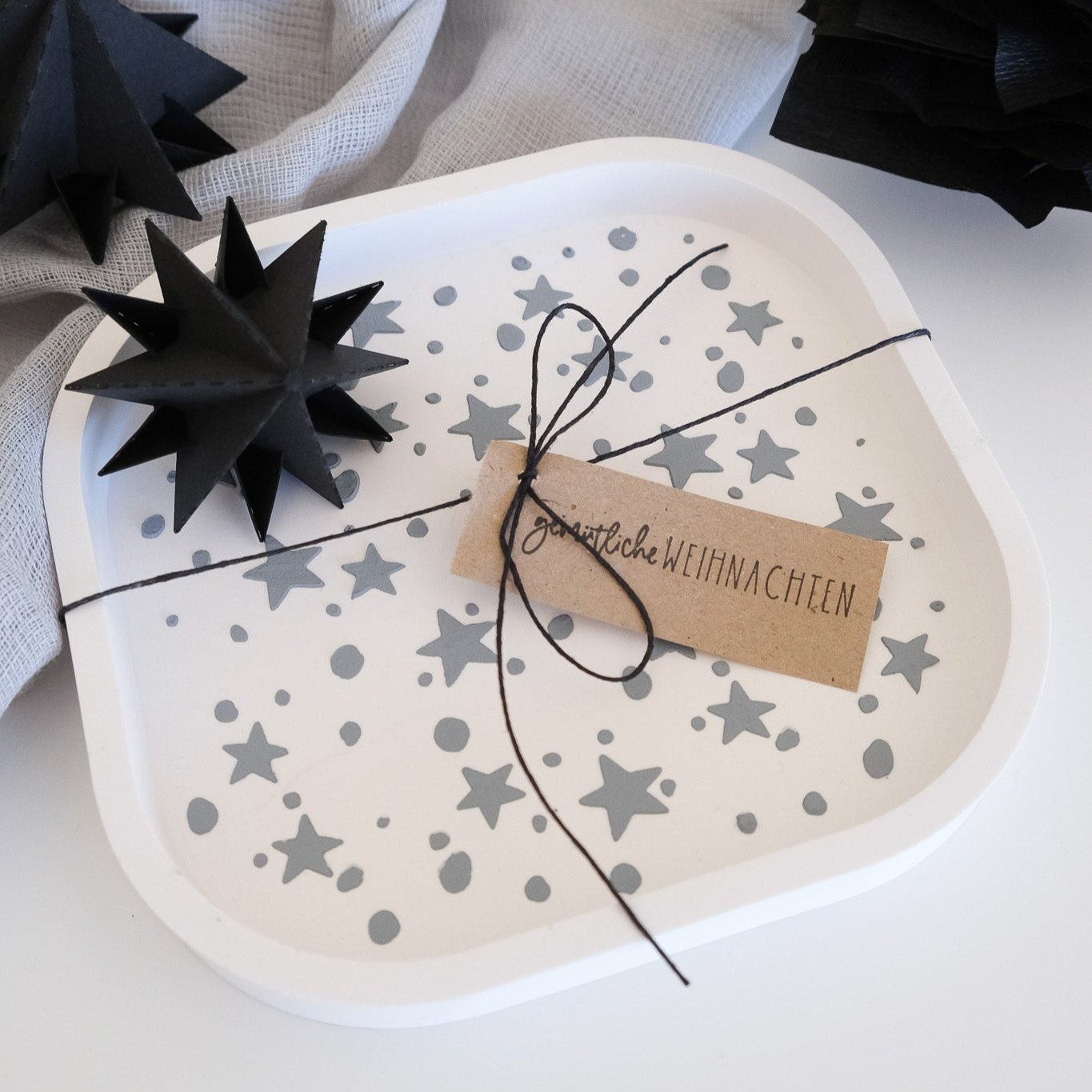 Bastelbeispiel für Schablone mit Sternen und Punkten. Angewendet auf gegossenen Teller mit Hilfe von Blau Grauer Strukturpaste wurde das Motiv auf den Teller übertragen.