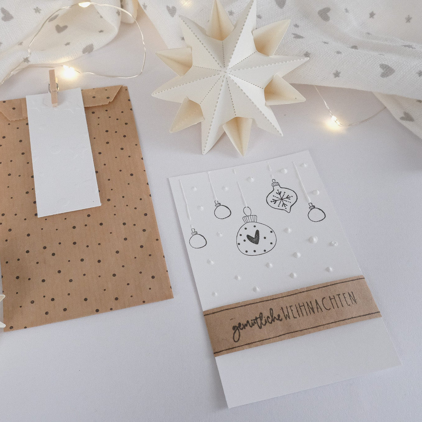 Anwendungsbeispiel für Holzstempel Weihnachtskugel mit Herz auf einer Grusskarte.