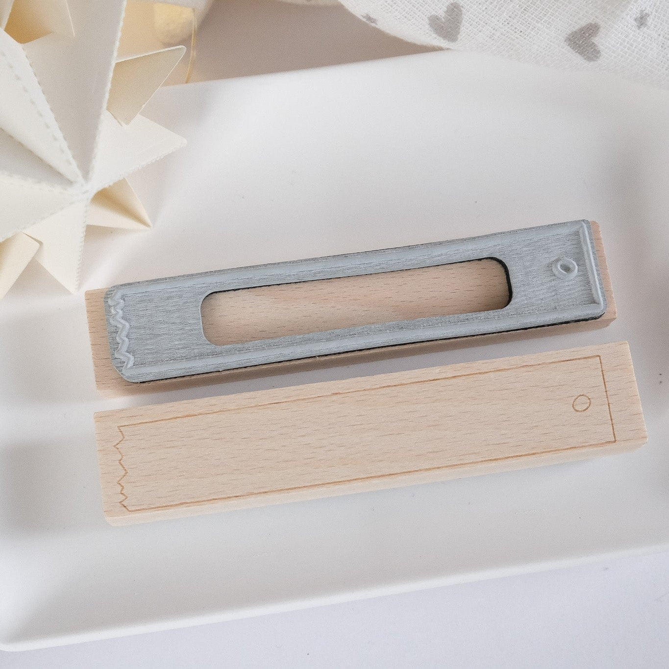 Holzstempel in 10 x 2 cm Grösse mit Anhänger als Stempelmotiv.