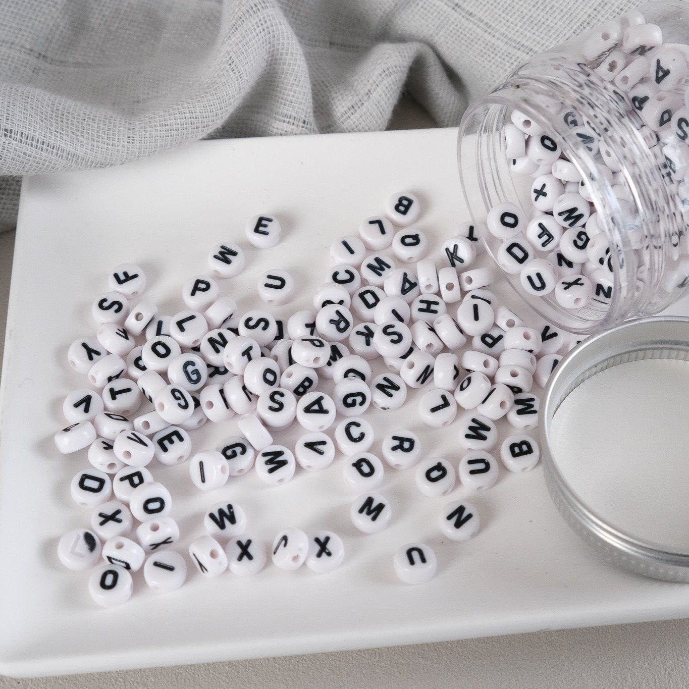 Produktbild, Dose mit Buchstabenperlen.