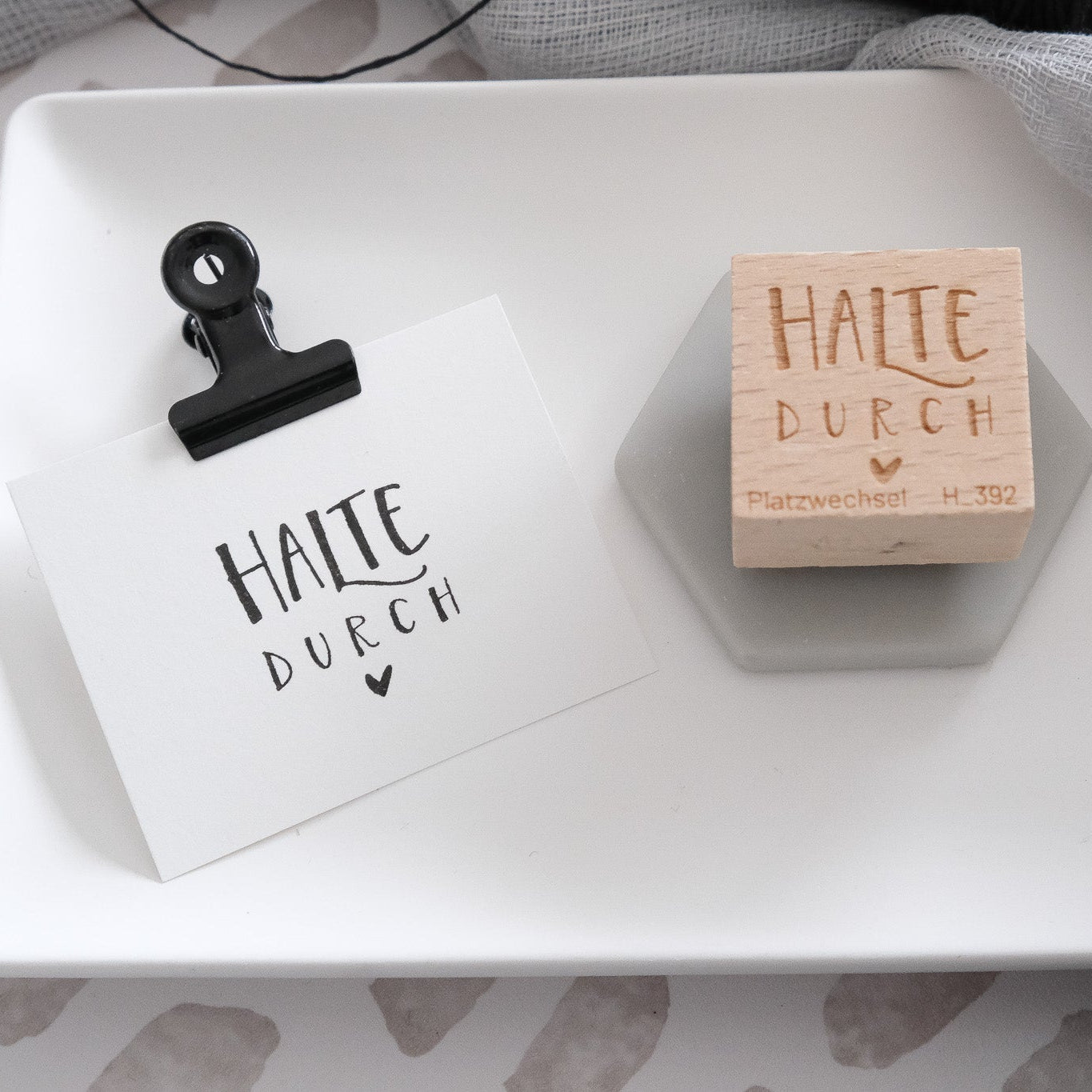 Holzstempel 3 x 3 cm mit Text "Halte durch" und Herz.