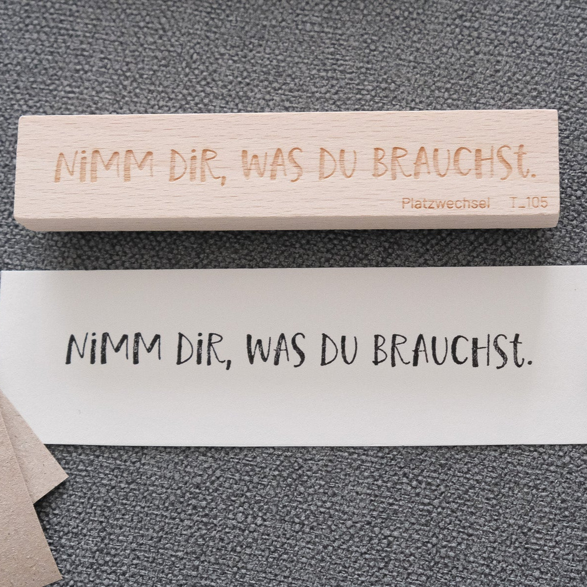 Holzstempel mit Text "Nimm dir, was du brauchst.