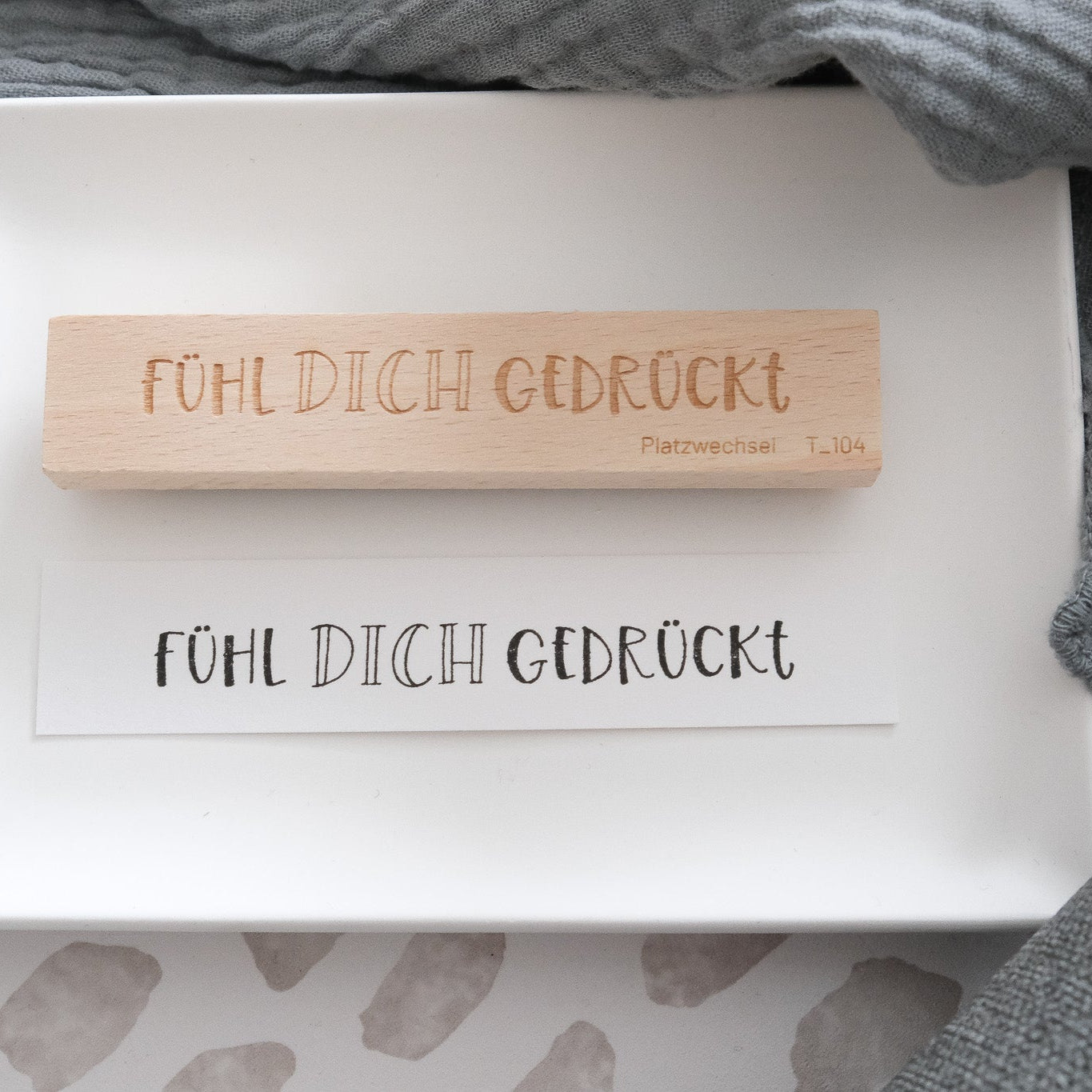 Holzstempel mit Text "Fühl dich gedrückt"