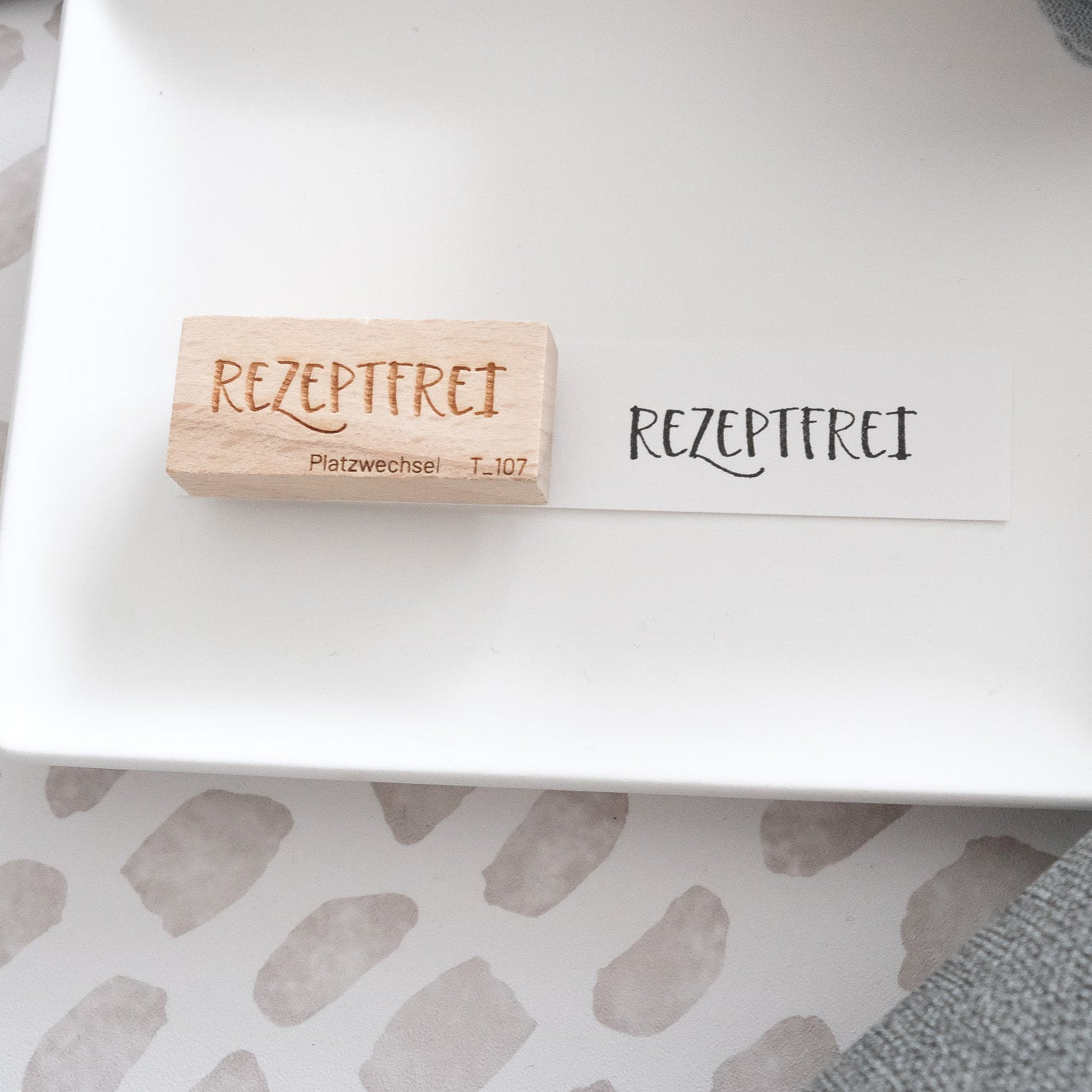 Holzstempel mit Text "Rezeptfrei"