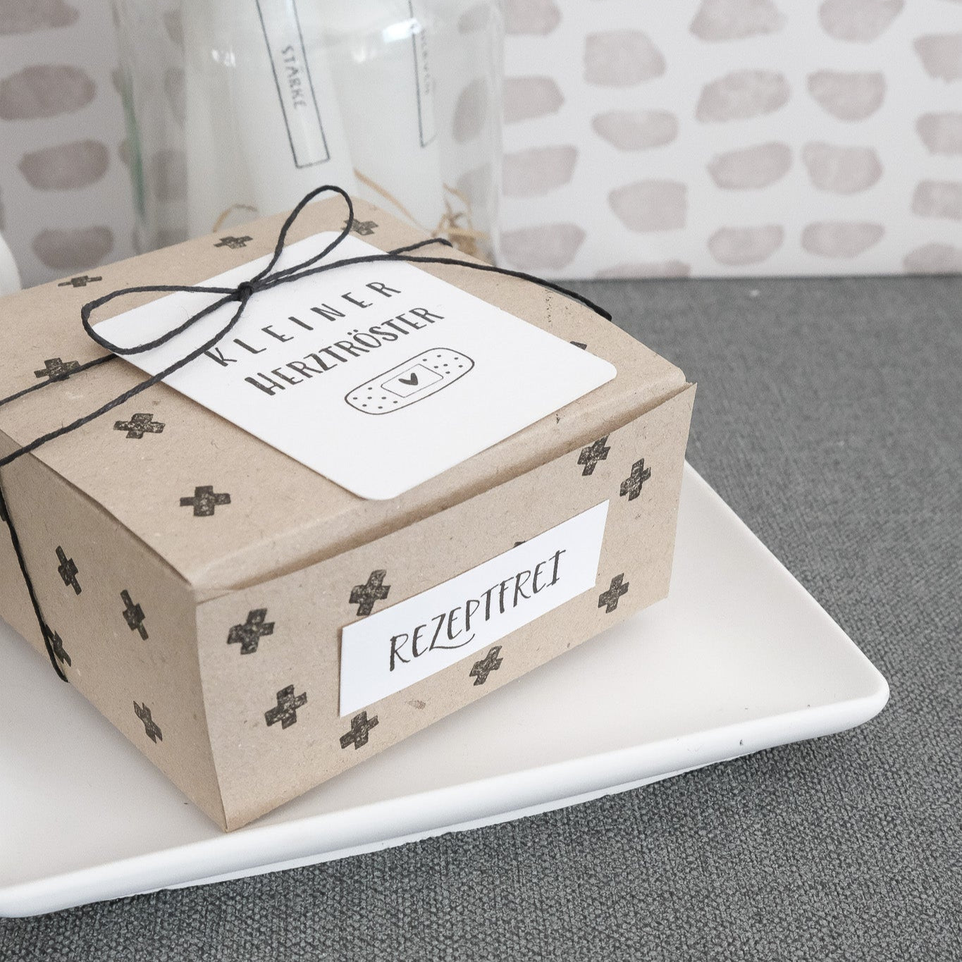Bastelbeispiel; Papierschachtel bestempelt mit Anhänger "Kleiner Herztröster" "Rezeptfrei".