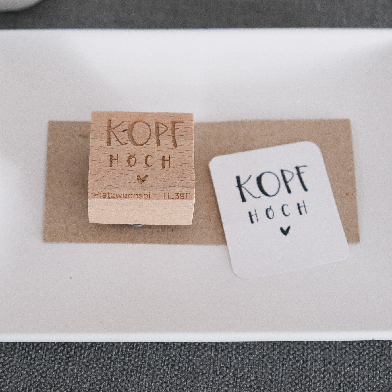 Holzstempel 3 x 3 cm mit Text "Kopf hoch" und Herz.