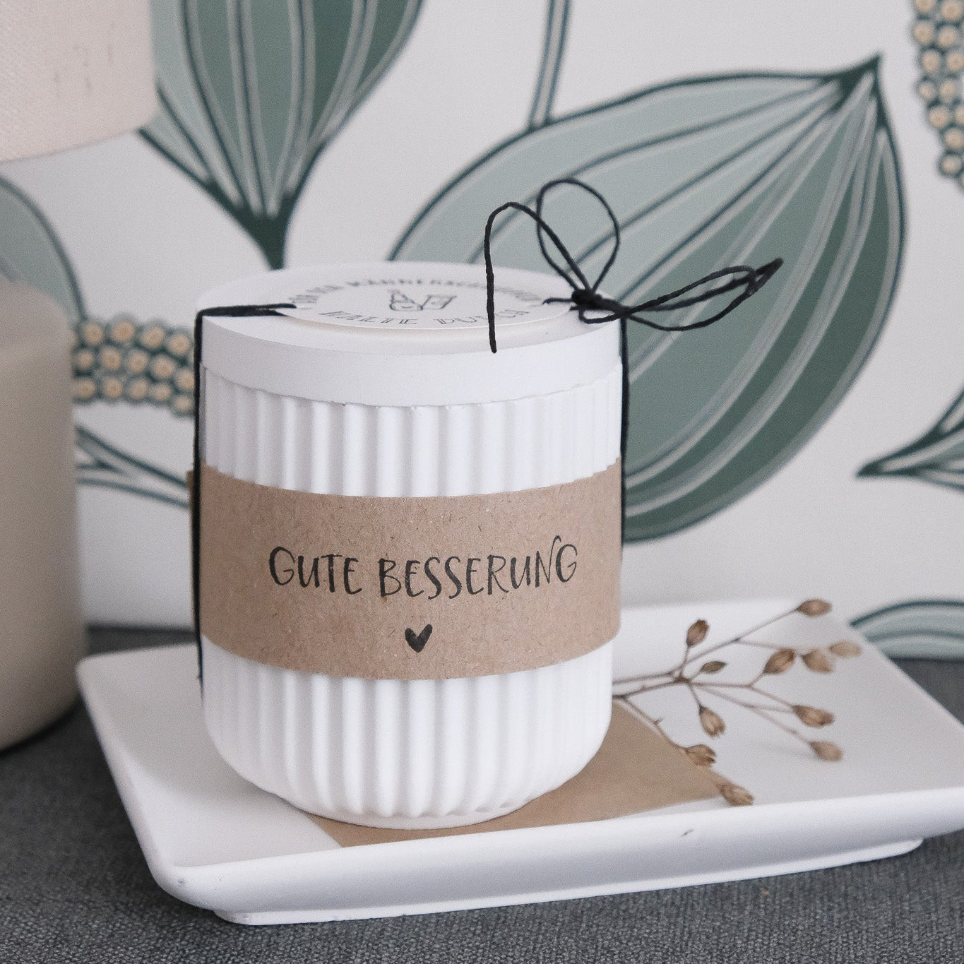 Gegossene Dose mit Rillen und Banderole "Gute Besserung".