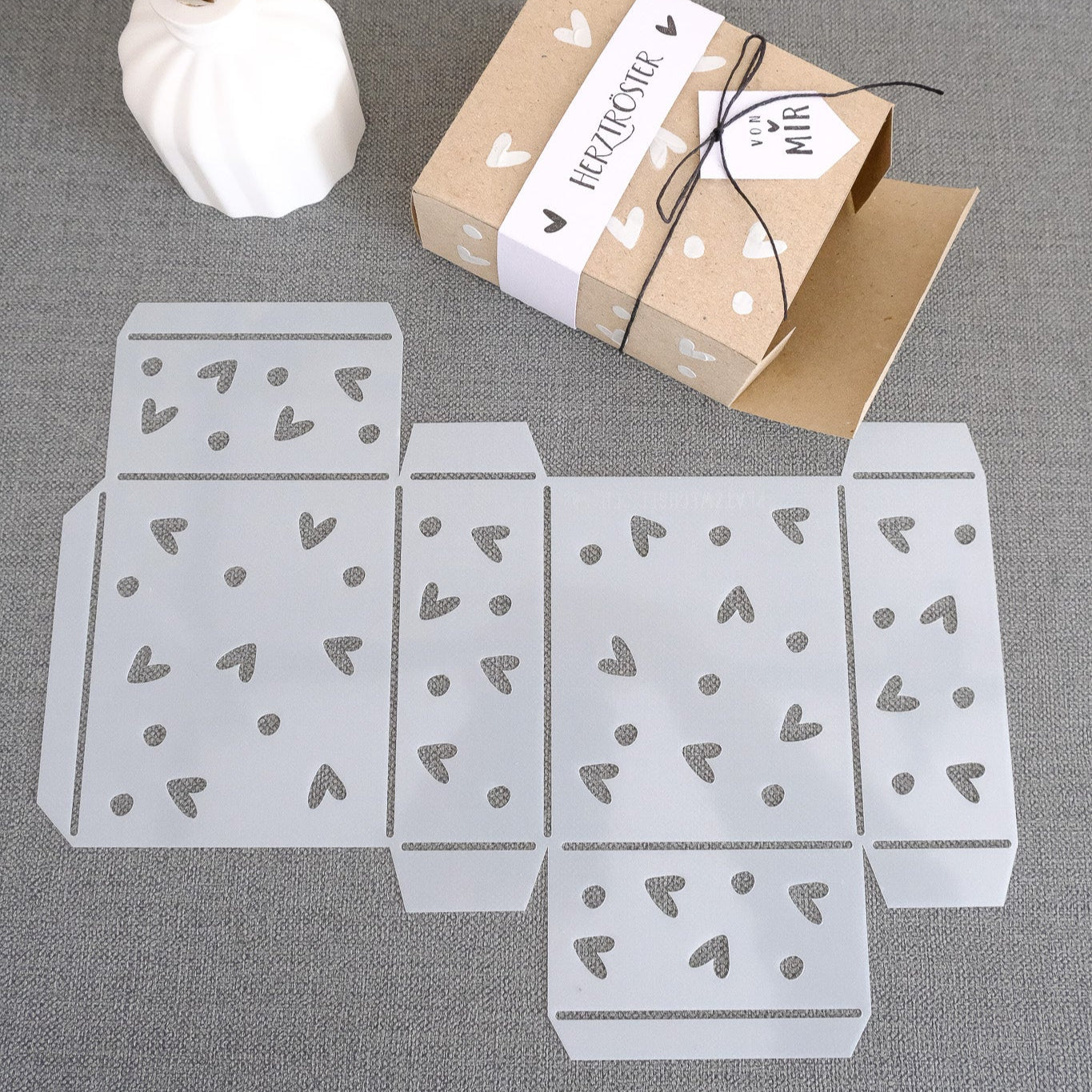 Bastelschablone zum erstellen von Geschenkschachteln aus Papier. Herzmuster kann mir Farbe oder Strukturpaste übertragen werden.