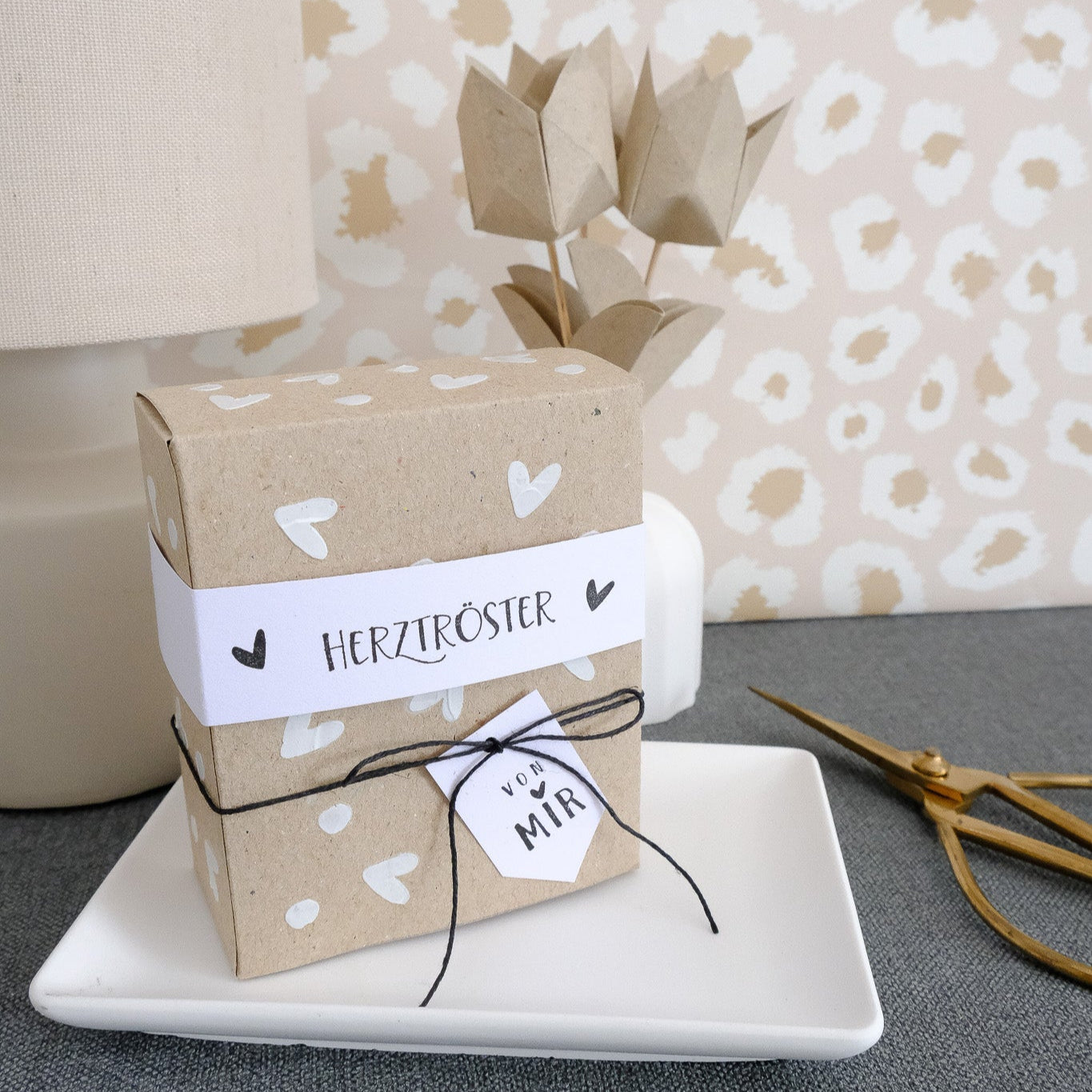 Bastelbeispiel Geschenkschachtel aus Kraftpapier mit Banner "Herztröster" und Anhänger "von mir". Erstellt mit Schablone und Embossingstift.
