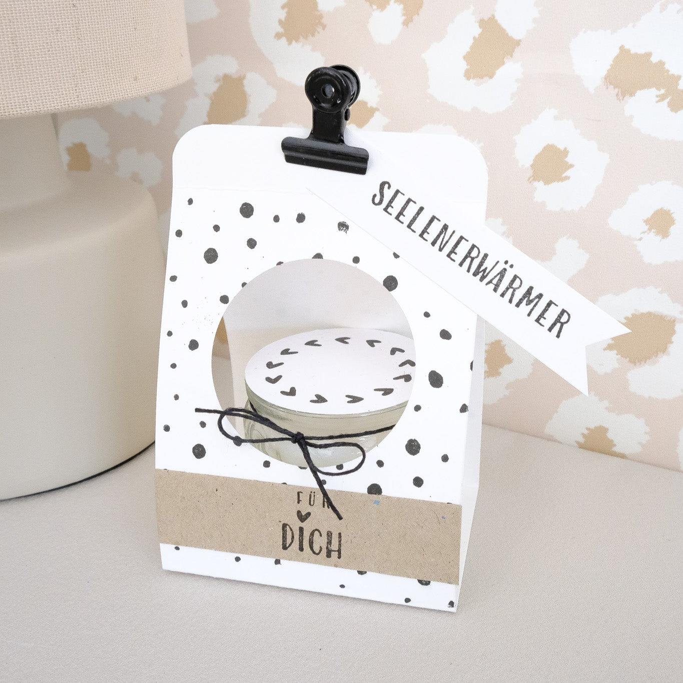 Bastelbeispiel Geschenkschachtel mit einer kleinen Kerze.