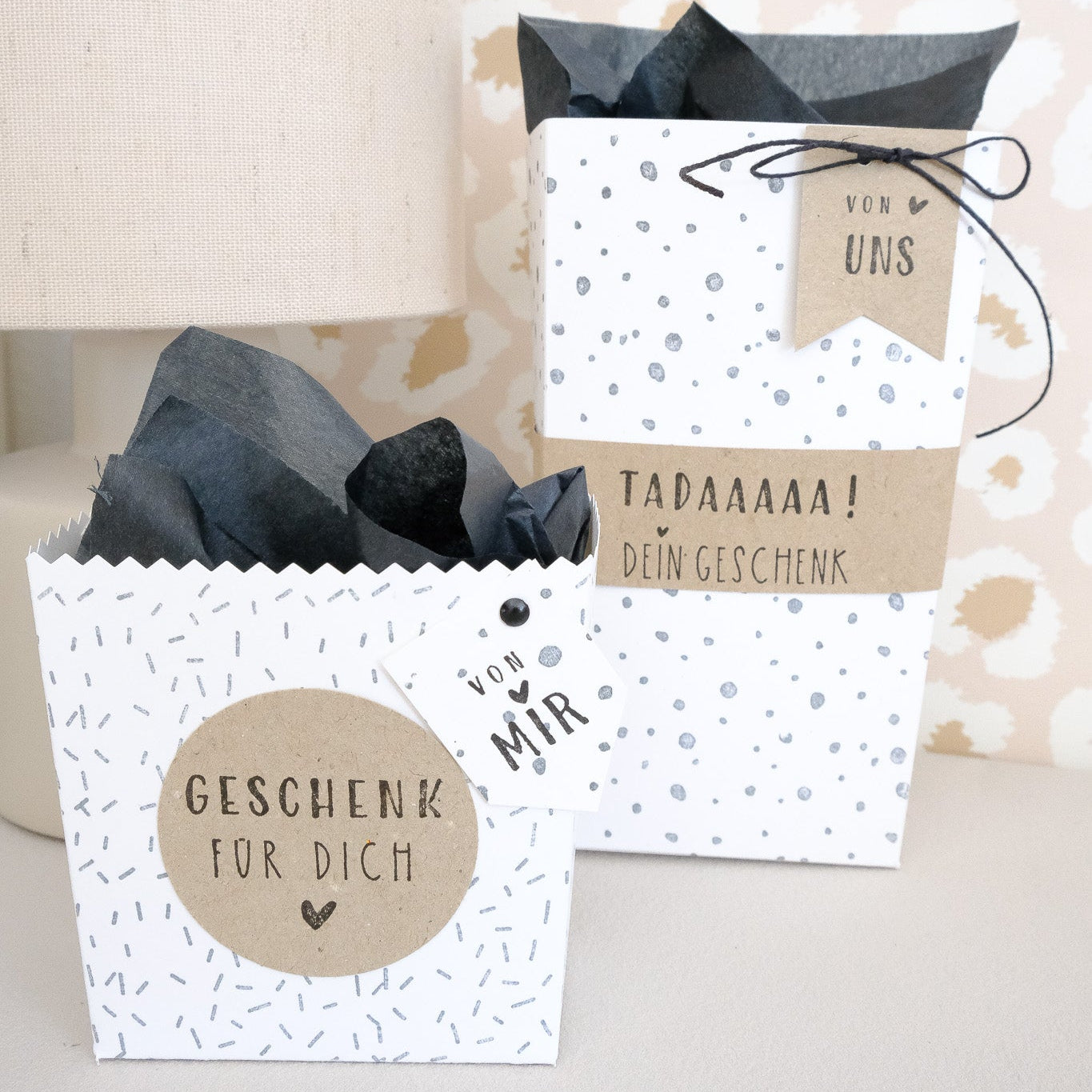 Bastelbeispiel Geschenkschachtel mit Stempeln verziert.