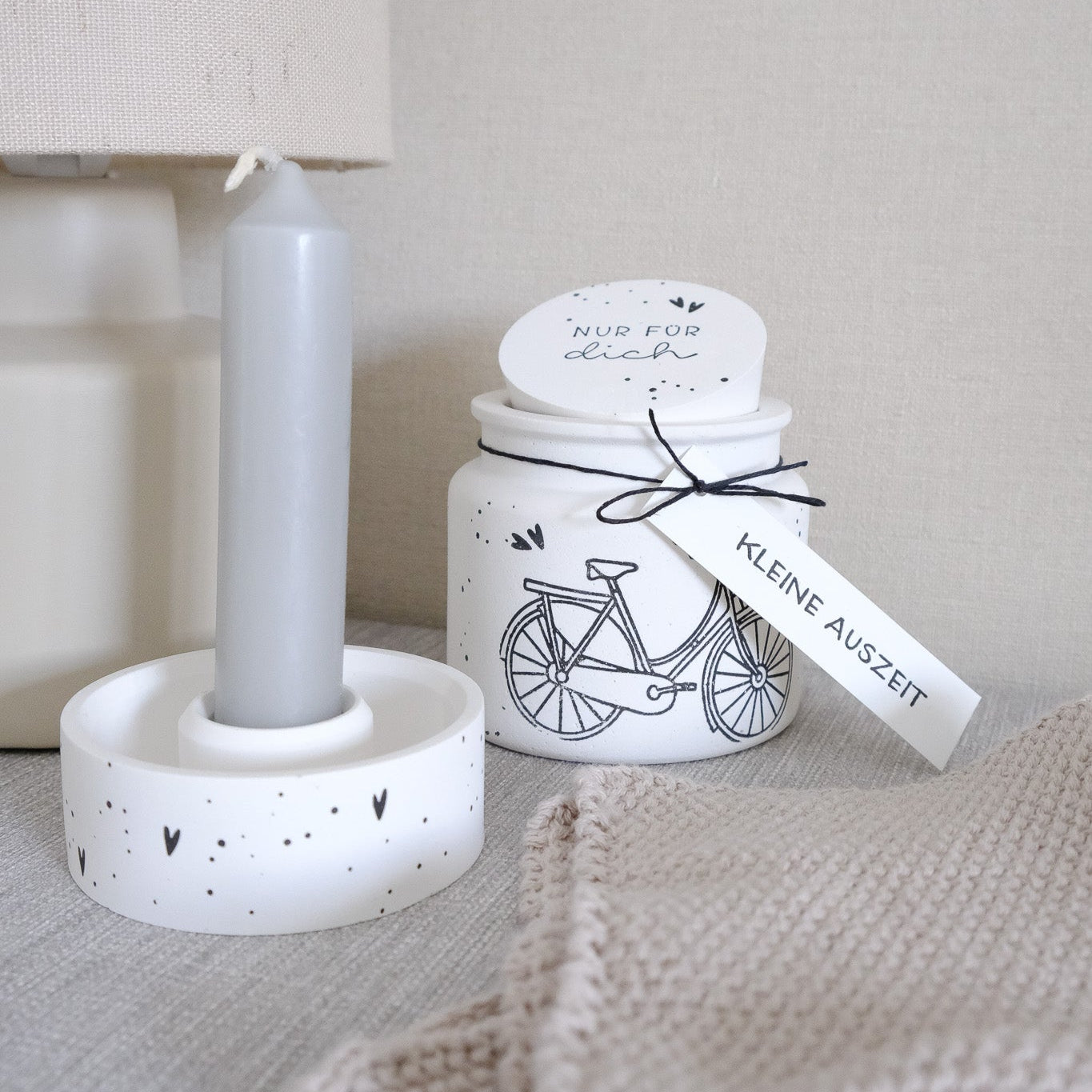 Bastelidee mit Stempel "Kleine Auszeit" gegossener Topf bestempelt und gegossener Kerzenhalter mit Punkten und Herzen verziert.