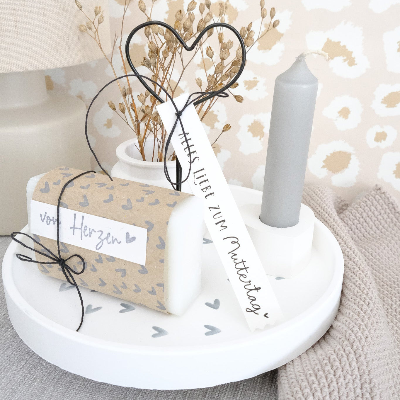 Bastelbeispiel gegossener Teller mit Herzen verziert und Drahtherz als Halterung.