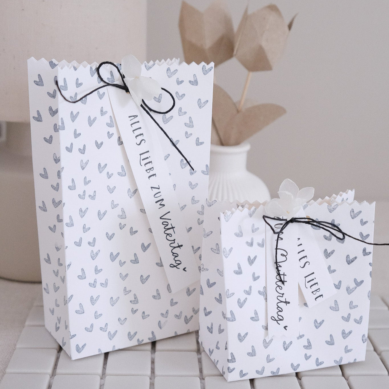 Bastelidee; Papiertaschen mit Herzen und Anhänger für Mutter und Vatertag