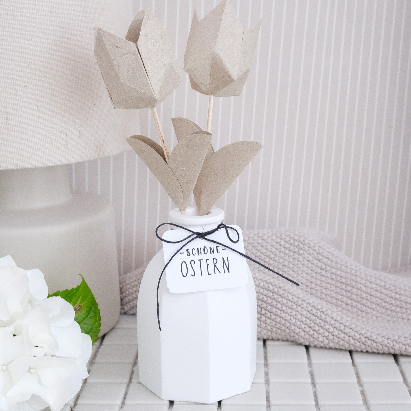 Gegossene Vase mit Papiertulpen
