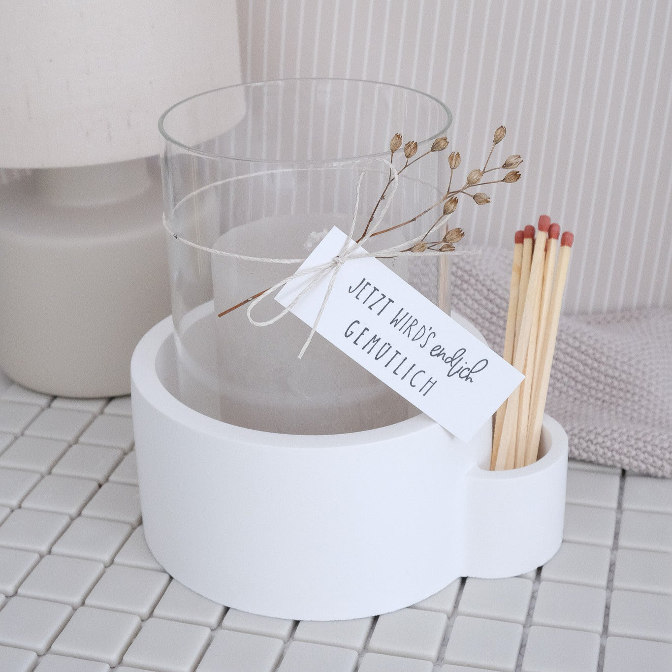 Kerzenschale mit extra Einbuchtung für Streichhölzer. Dekoriert mit Zylinder Glas und Kerze.