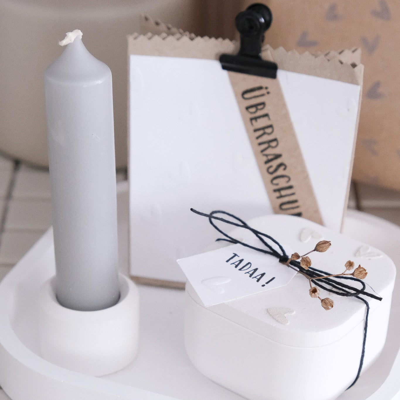 Bastelbeispiel Teller mit Dose, Kerze und kleine Geschenktüte.