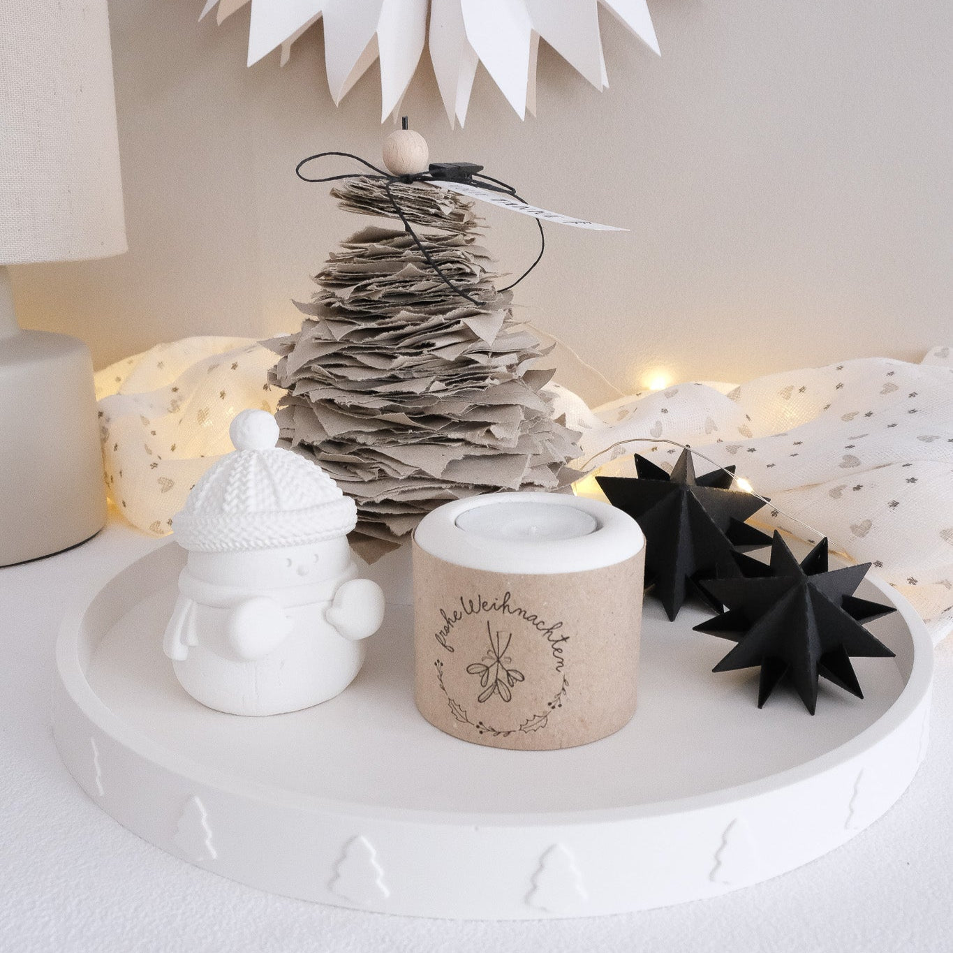 dekorierter Weihnachtsteller mit gegossener Deko