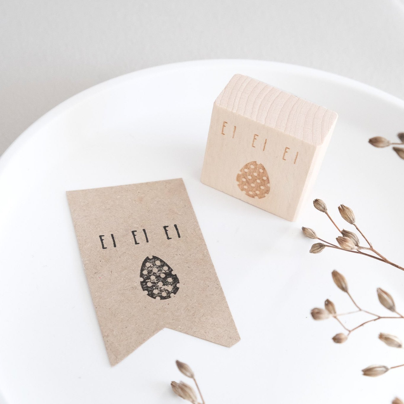 Holzstempel 3x3cm; Text "Ei Ei Ei" Ei Motiv mit Punkten.