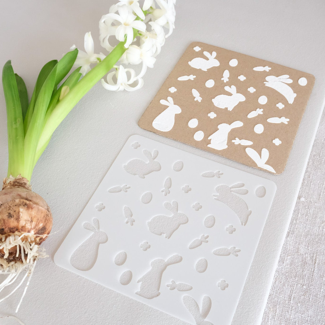 Schablone mit Hasen, Möhren, Eier und Blumen.