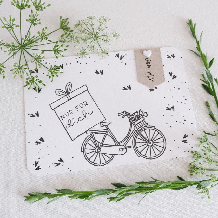 Bastelidee: Kartengestaltung mit Stempeln. Motive Fahrrad mit Geschenk auf Gepäckträger und dem Schriftzug "Nur für Dich". Mit Punkten und Herzen verziert.