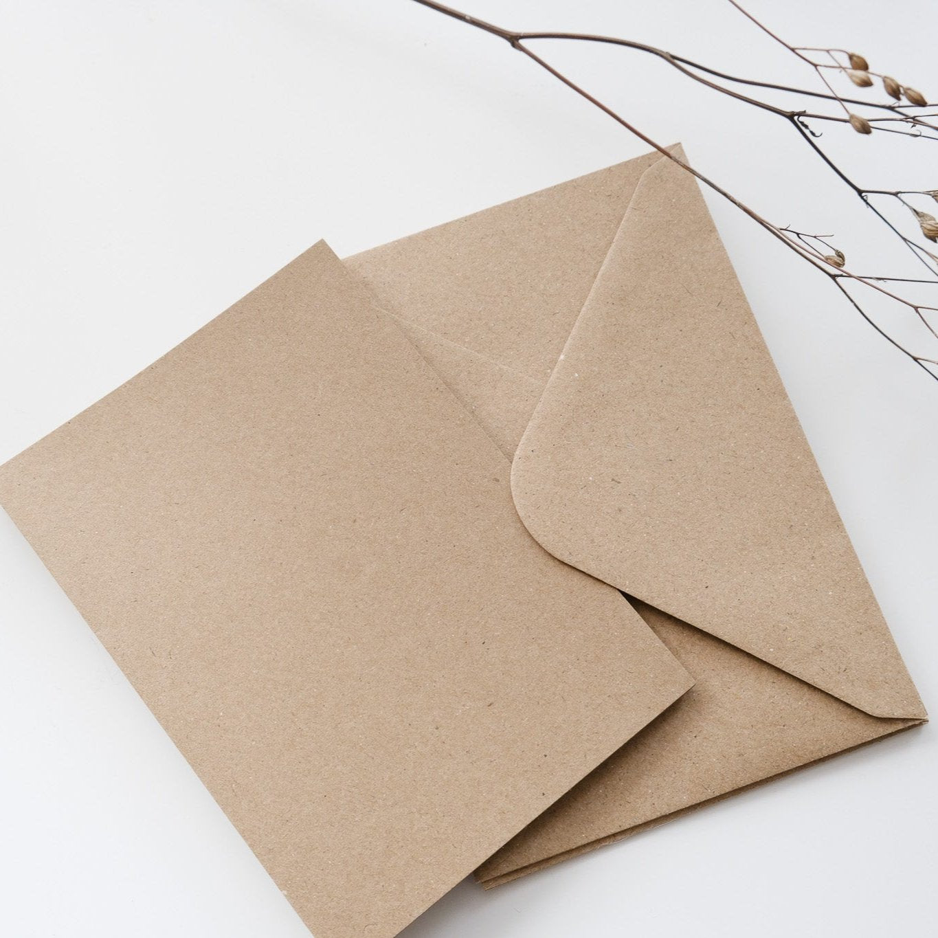 Kraftpapier blanko Karte mit Umschlag.