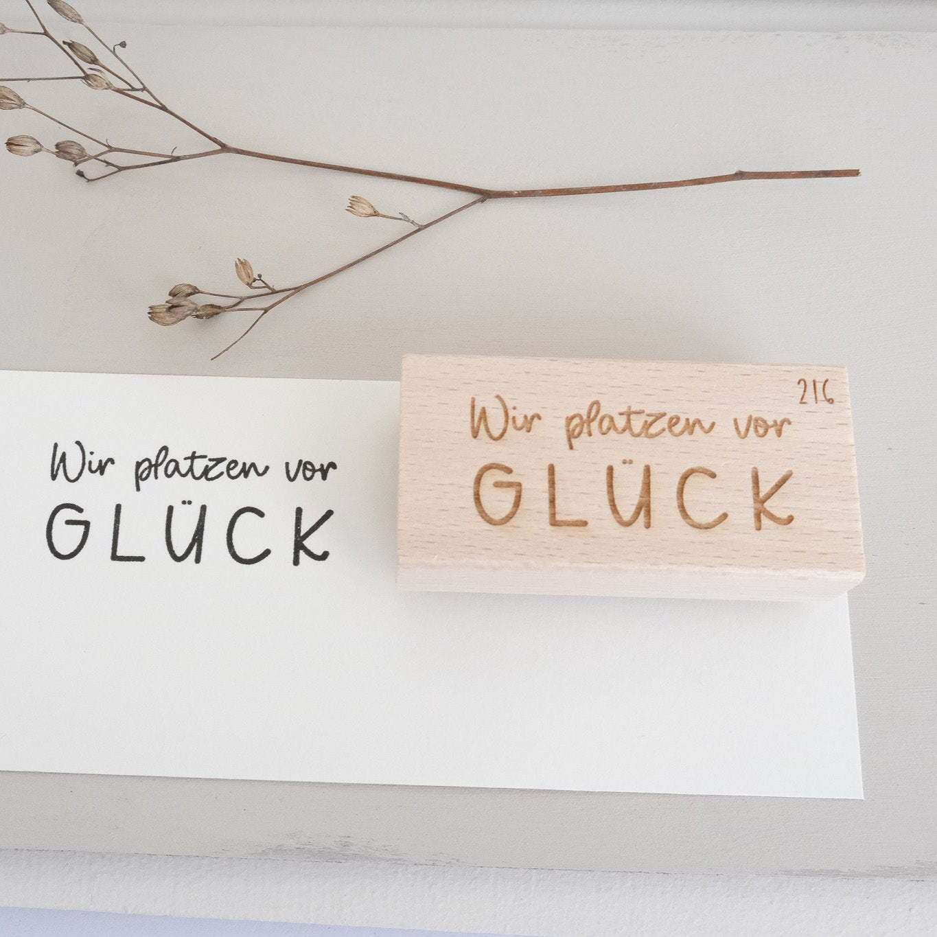 Holzstempel 3 x 6 cm mit Text "Wir platzen vor Glück".