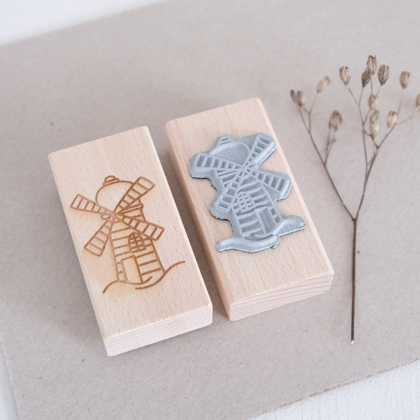 Holzstempel 3x6cm mit Windmühlen Motiv.