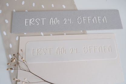 Schablone mit Text "Erst am 24. öffnen".